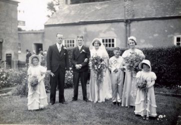 Wedding group in Sunnyholme garden